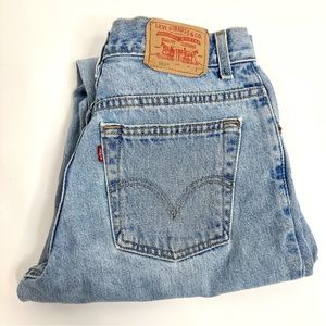Vintage Retro Levi’s 550 Classic Relaxed Fit Highrise Taper Crop Light Wash Jean